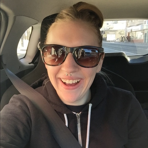 Profile Picture of Sam Grimes (@itssamantha) on Poshmark