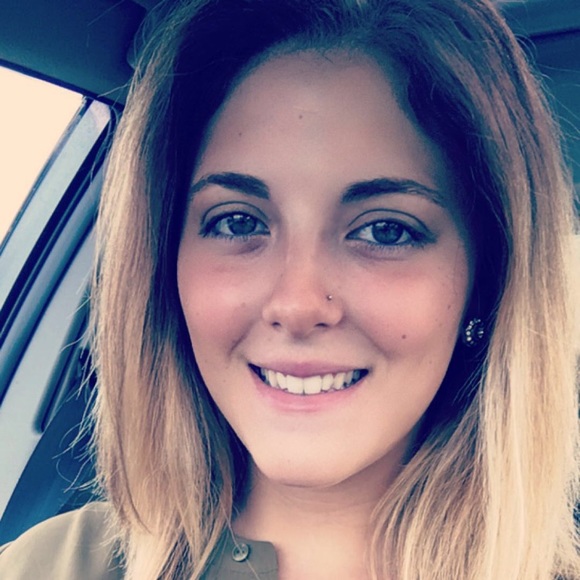 Profile Picture of Nikia Lippman (@nikiarae23) on Poshmark