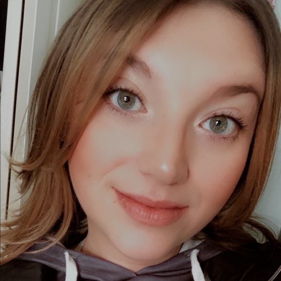 Profile Picture of Breanna lee Sainato (@brelee999) on Poshmark