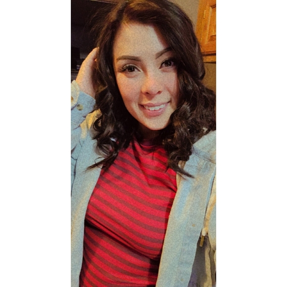 Profile Picture of Brittany Lavallie (@mommaivicsics) on Poshmark