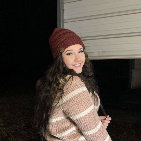 Profile Picture of Taylor Willaby (@taylorwillaby) on Poshmark