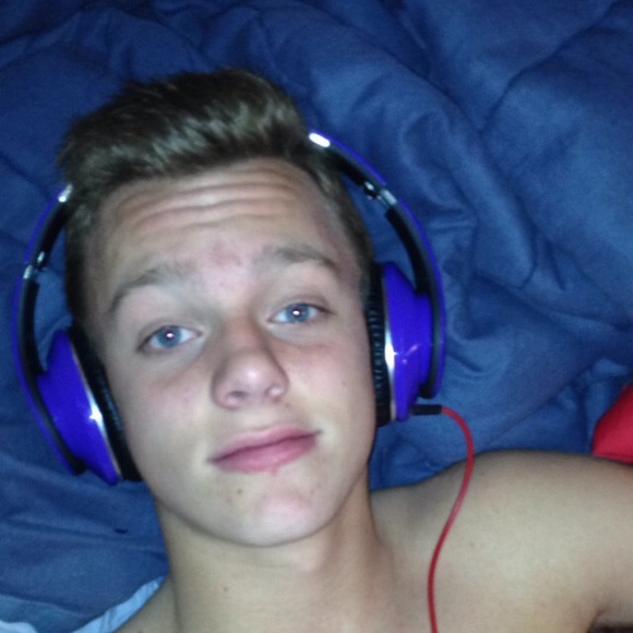 Profile Picture of Joshua Sowell (@joshua7sowell7) on Poshmark