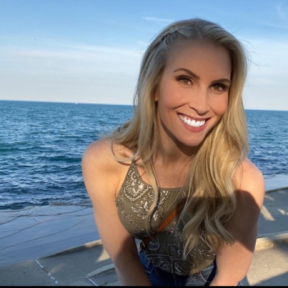 Profile Picture of Haleigh Weiss (@haleighweiss650) on Poshmark