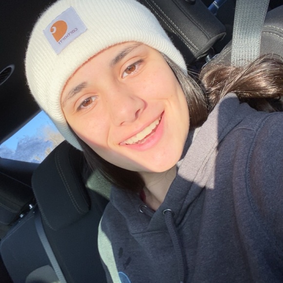 Profile Picture of Olivia Hayes (@oliviahayes616) on Poshmark