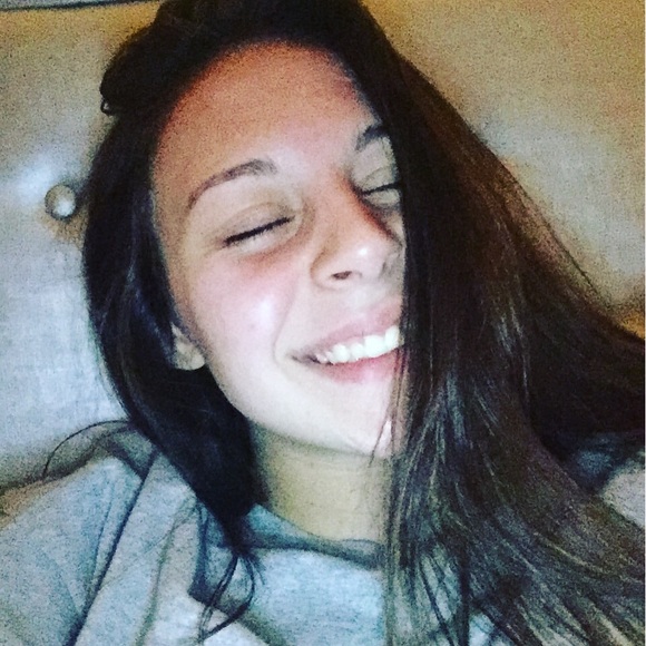 Profile Picture of Taylor Tanner (@tayannmarie_) on Poshmark