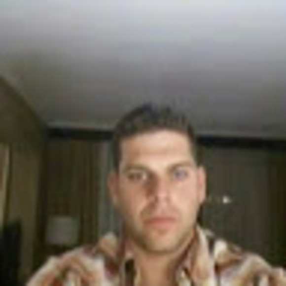 Profile Picture of Lee Bailey (@bailes28951) on Poshmark