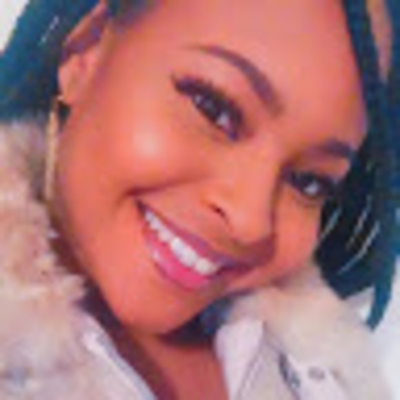 Profile Picture of Demaris Giscombe (@demarisgiscombe) on Poshmark