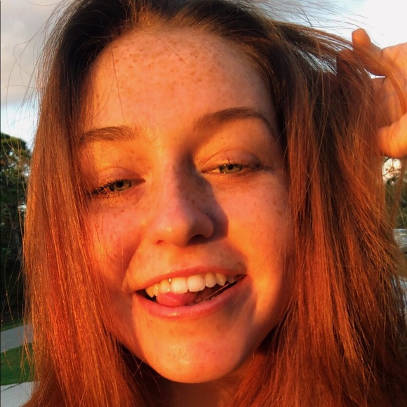 Profile Picture of Elizabeth Ahlers (@lizahlers) on Poshmark