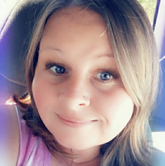 Profile Picture of Amanda Daugherty (@amanda_7381) on Poshmark