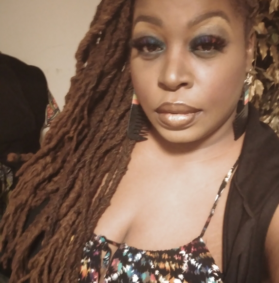 Profile Picture of Jeannette Thomas (@jeannettethomas) on Poshmark