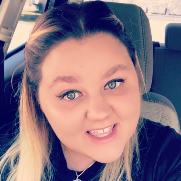 Profile Picture of Elise Bevier (@elise34237) on Poshmark