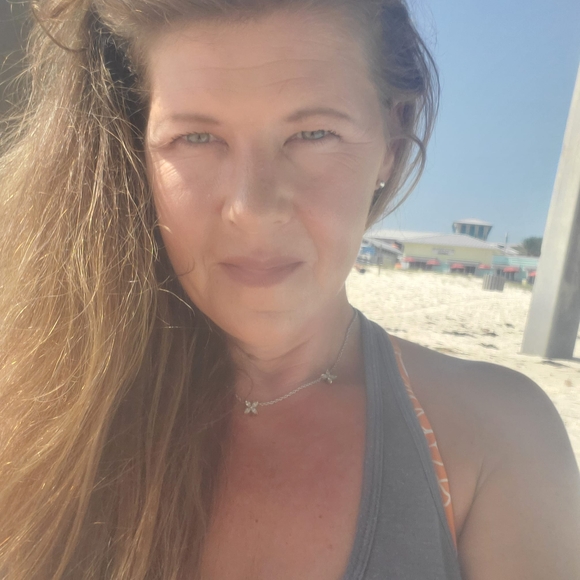 Profile Picture of Sarah Busbin (@sarahbusbin) on Poshmark