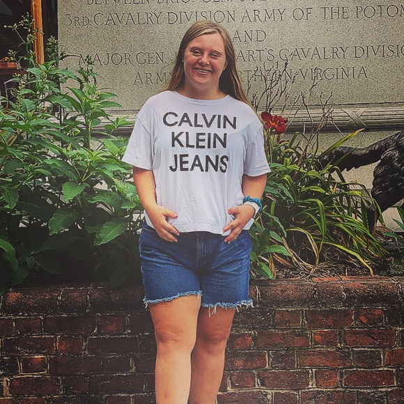 Profile Picture of Laney Almoney (@laneyalmoney) on Poshmark