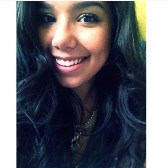 Profile Picture of Isabella Gomes (@bellamoreti) on Poshmark