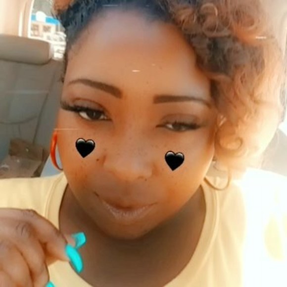 Profile Picture of Donnabella Blu (@donnabellablu) on Poshmark