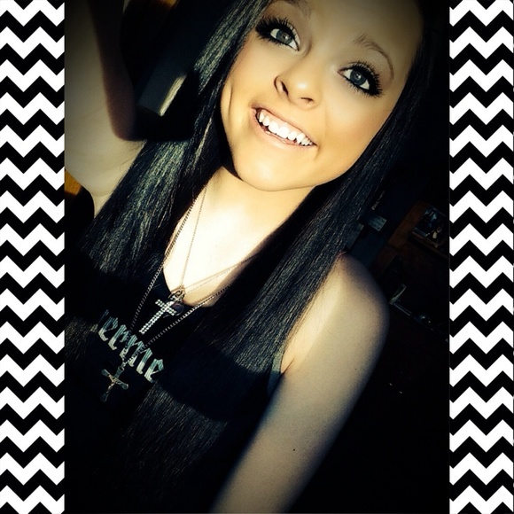 Profile Picture of Amanda Ullom (@aammuu_) on Poshmark