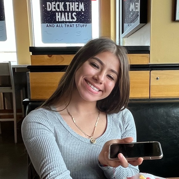 Profile Picture of Sofia Barrera (@sbalexia2442) on Poshmark