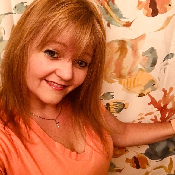 Profile Picture of Debi Gladwell (@debigene) on Poshmark