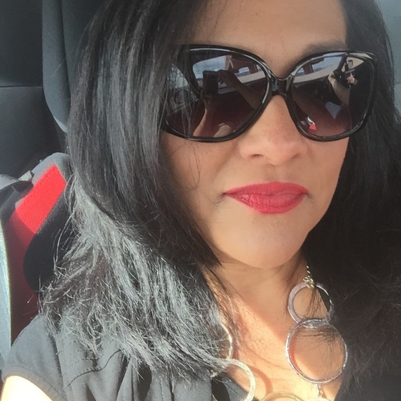 Profile Picture of Yvette Deblassie (@yvette_deb) on Poshmark