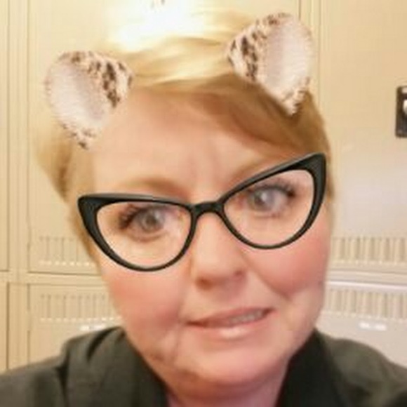 Profile Picture of Gretchen Edwards (@gretchtbl) on Poshmark