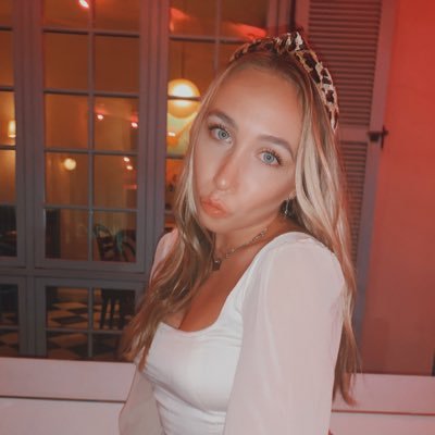 Profile Picture of A V A  J A N E (@ava_hummel) on Twitter