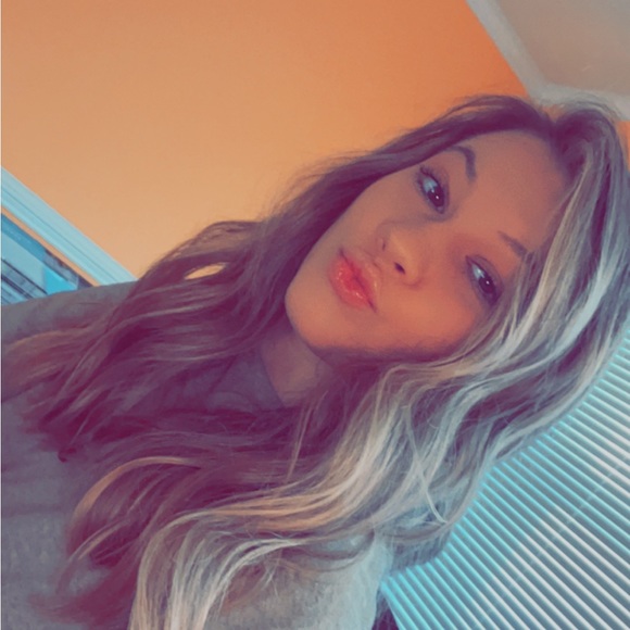 Profile Picture of Julia Gaskins (@gaskinsjulia02) on Poshmark