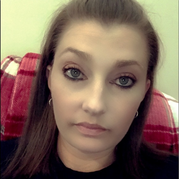 Profile Picture of Miranda Phillips (@miranda121511) on Poshmark