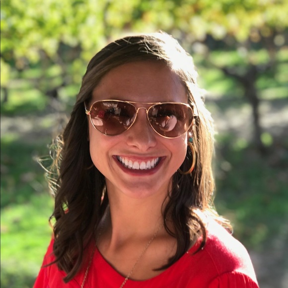 Profile Picture of Ella Deneen (@ellasdeneen) on Poshmark