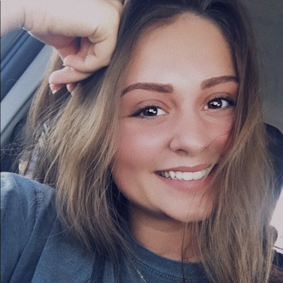 Profile Picture of Desirae Stevenson (@desls) on Poshmark