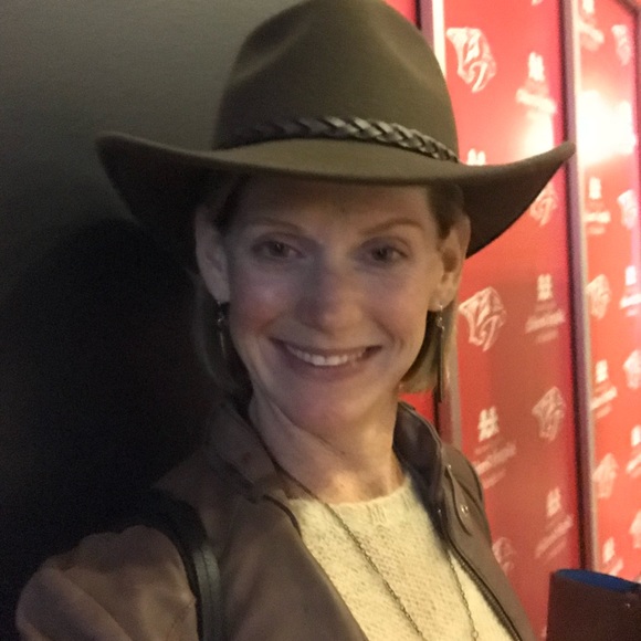 Profile Picture of Kim Edison (@kimberlyedison1) on Poshmark