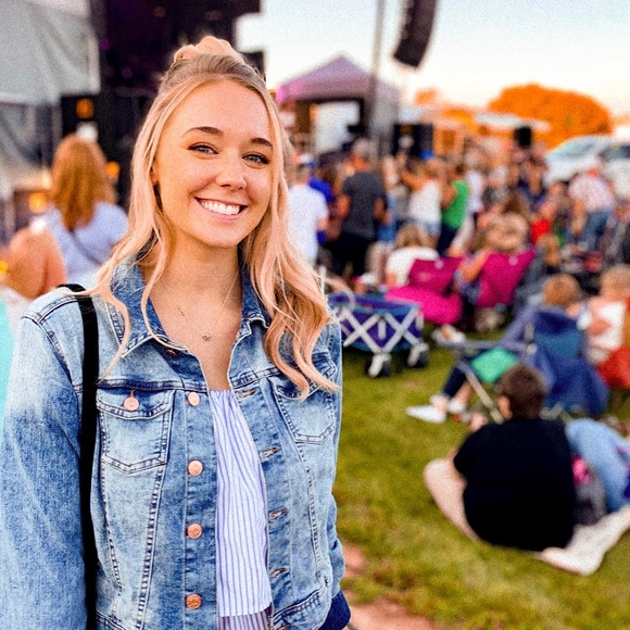 Profile Picture of J Wienand (@jessevewienand) on Poshmark