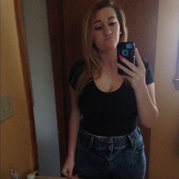 Profile Picture of Vanessa Gebauer (@vanessa_babyy15) on Poshmark