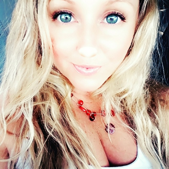 Profile Picture of Amanda Trainer (@coastalmandy) on Poshmark