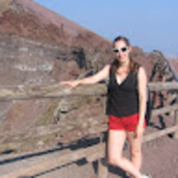 Profile Picture of Alana Newbury (@alananewbury) on Poshmark