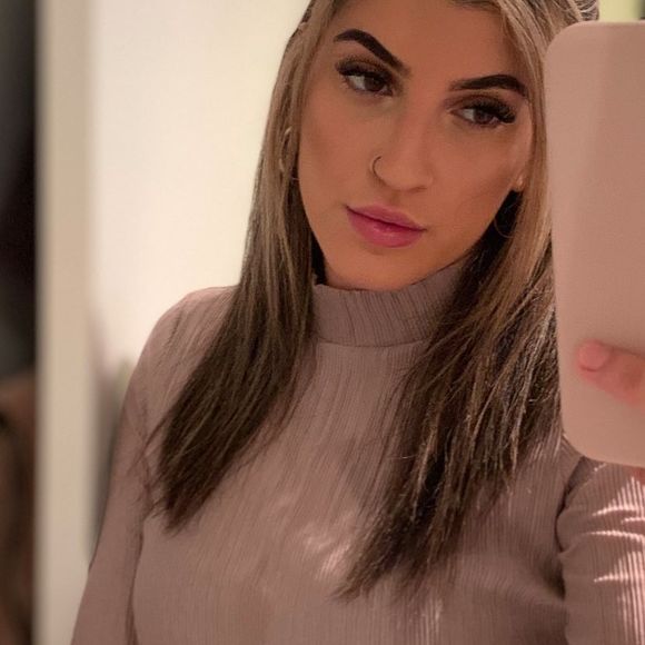 Profile Picture of Xheni S (@xheni_xheni) on Poshmark