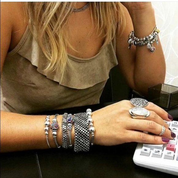 Profile Picture of Eli Andrade (@andrade123) on Poshmark