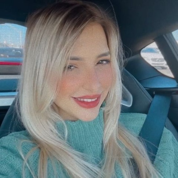 Profile Picture of Amanda Zampieri (@amandazampieri) on Poshmark