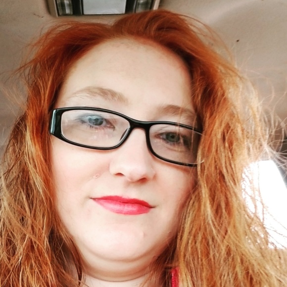 Profile Picture of Ashlee Hicks (@ashleehicks86) on Poshmark