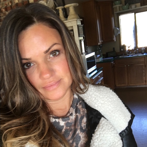 Profile Picture of Mikela Lee (@mariebeamer) on Poshmark