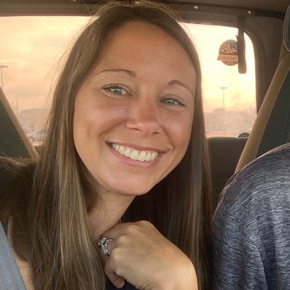 Profile Picture of Ali Mathews (@ali_mathews) on Poshmark