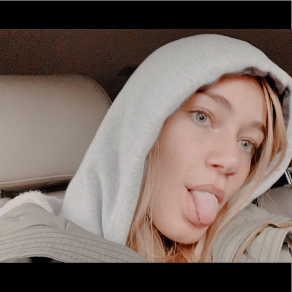 Profile Picture of Melanie Serrano (@ewwmel) on Poshmark