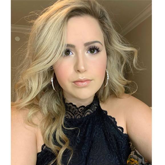 Profile Picture of Alexandra Arizanovic (@allieariz) on Poshmark