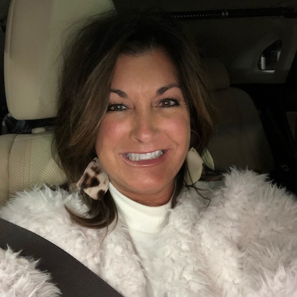 Profile Picture of Shelly Dillard (@sssdillard1) on Poshmark
