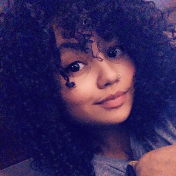 Tessa Hosley - Poshmark Profile Picture of Tessa Hosley (@tessadiane19) on Poshmark