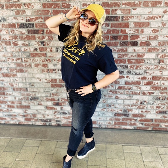 Profile Picture of Danielle Maas (@danimaas) on Poshmark