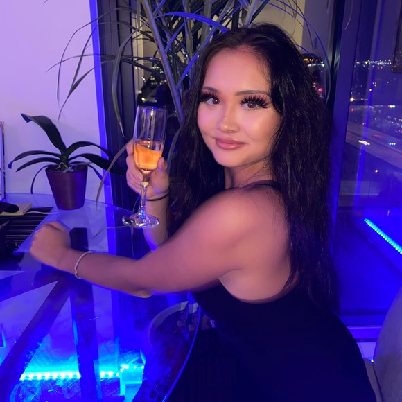 Profile Picture of Nicole Laurin (@nicolejlaurin) on Poshmark
