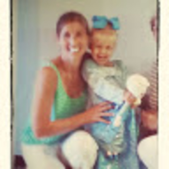 Profile Picture of Laura Bloznalis (@ljfekete) on Poshmark