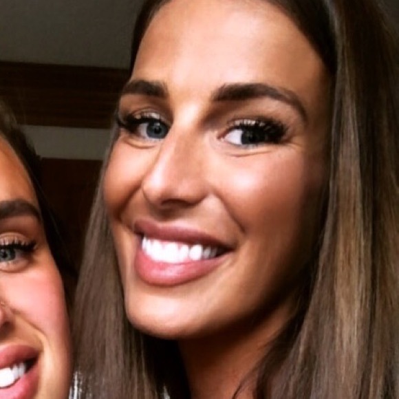 Profile Picture of Lisa Muntean (@lisamuntean) on Poshmark