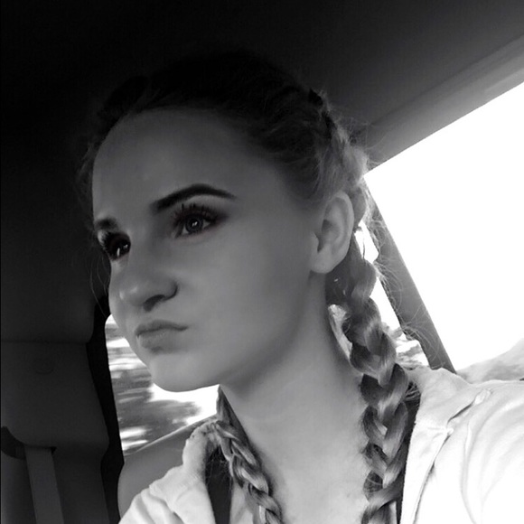 Profile Picture of Callie Wilcock (@calliewilcock) on Poshmark