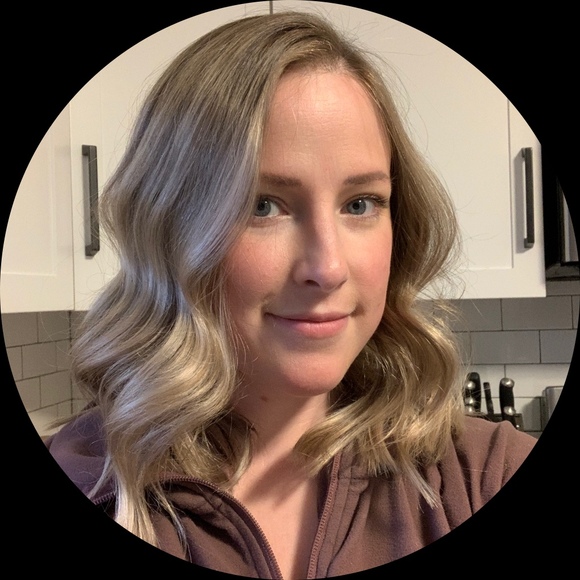 Profile Picture of Maria Thomey (@mariathomey) on Poshmark